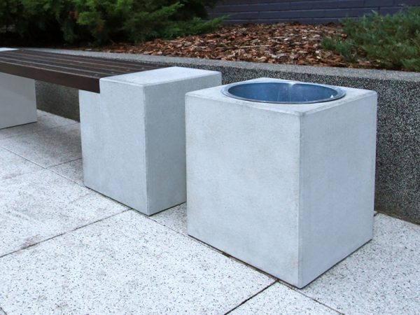 Kosz z betonu architektonicznego kwadratowy id. 1005 | obok ławki