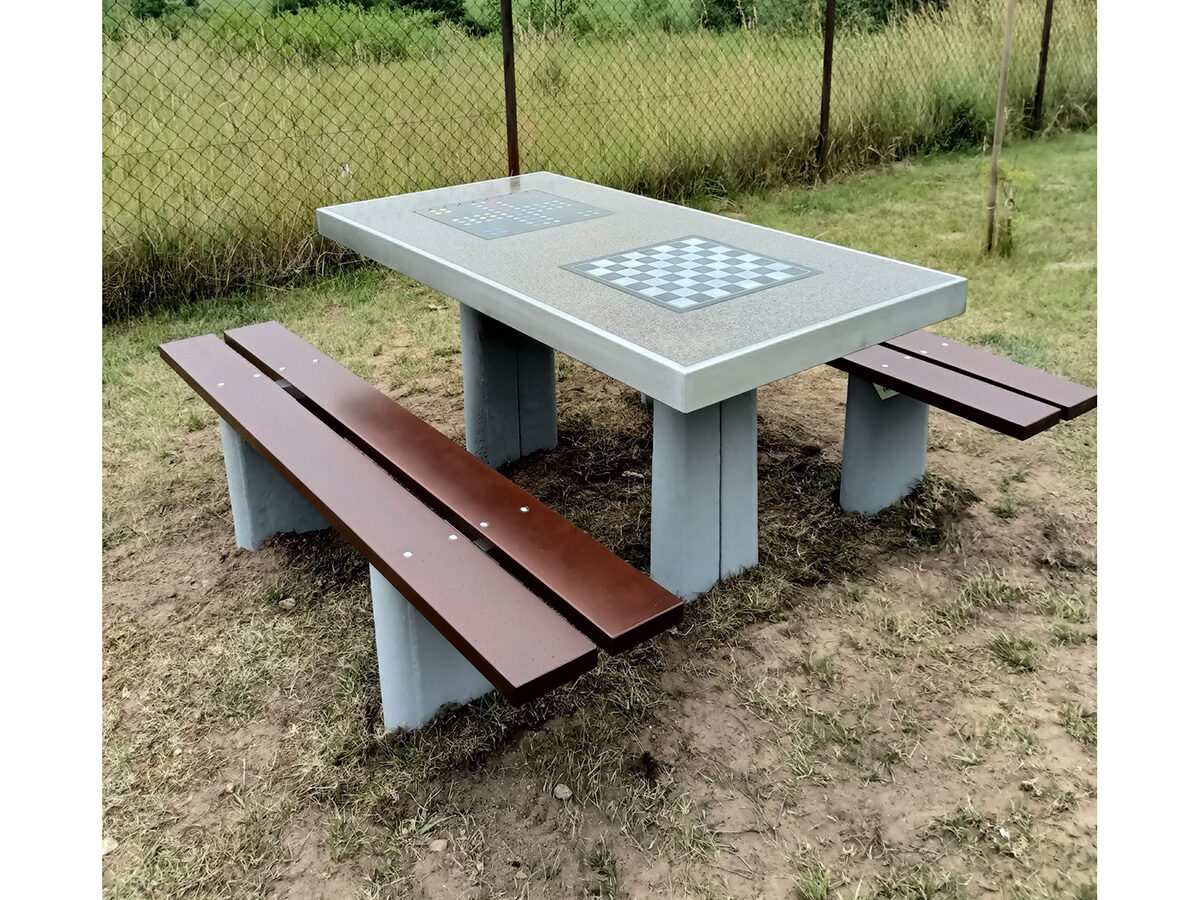 Podwójny stół betonowy do gry w szachy, karty i chińczyka | ławki bez oparcia - Archipark