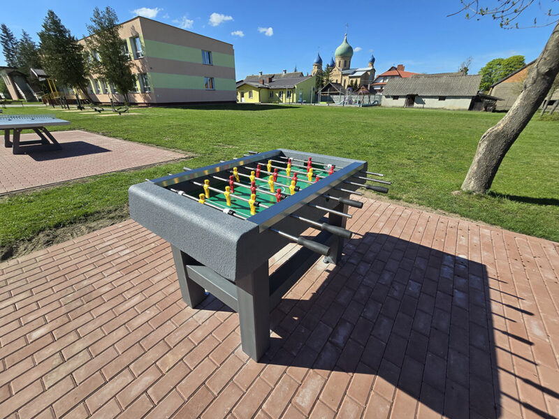 Zewnętrzny stół betonowy do gry w piłkarzyki - Archipark Zewnętrzny stół betonowy do gry w piłkarzyki realizacja