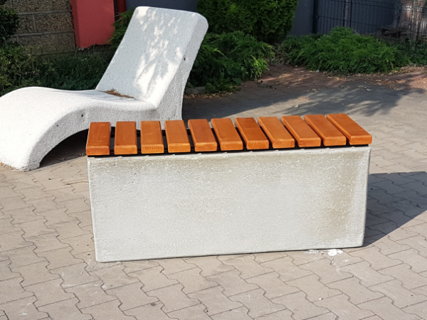 Ławka betonowa 125x41cm WYS 45cm KOD – 451 | deski w kolorze TEAK