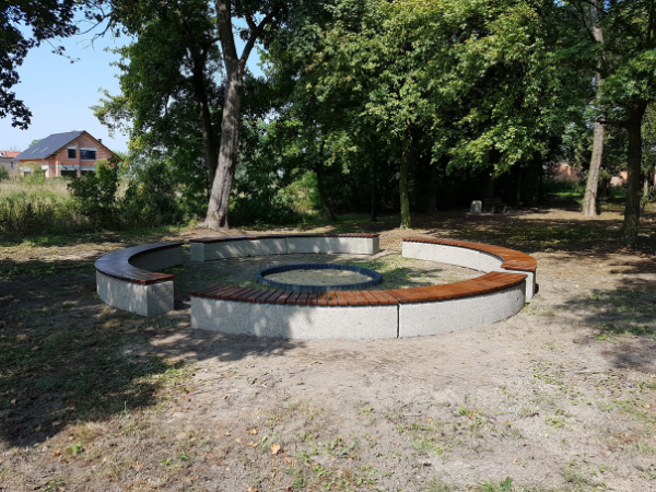 Ławka betonowa łukowa 230cm –  422 | okrąg z paleniskiem