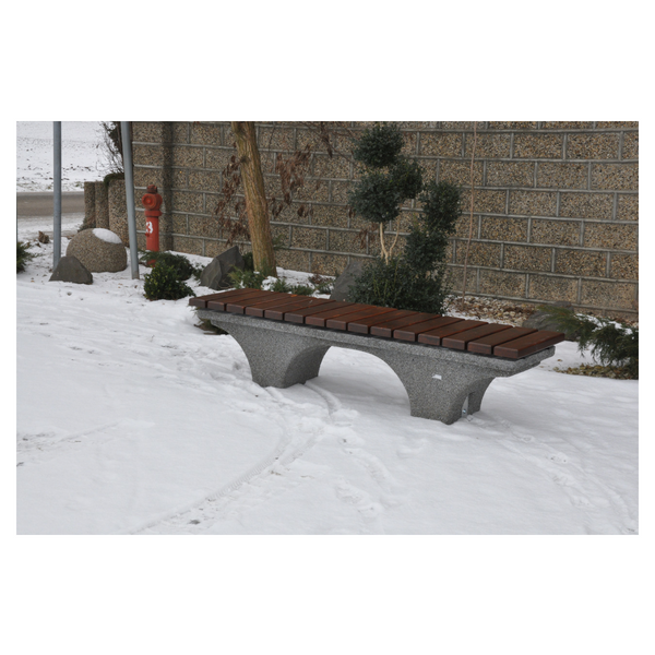 Ławka betonowa na masywnych nogach 420 | w zimowej scenerii