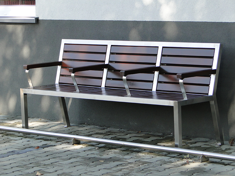 Ławka dworcowa ze stali nierdzewnej KR05 | przy budynku