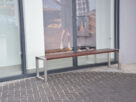 Ławka ze stali nierdzewnej bez oparcia KR16 | przy witrynie