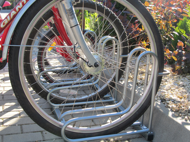 Stojak narowery RUBIN od 1 do 20 miejsc rowerowych | z zaparkowanym rowerem