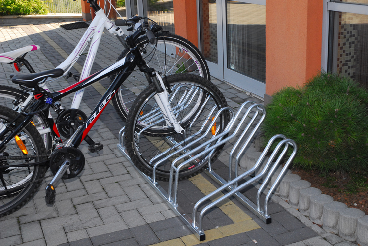 Stojak narowery TOPAS SAVE od 2 do 20 miejsc rowerowych | z zaparkowanymi rowerami