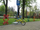 Stojak na rowerki dziecięce YOGI | przy placu zabaw w parku