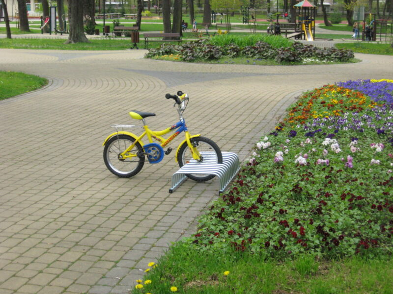 Stojak na rowerki dziecięce YOGI | przy chodniku