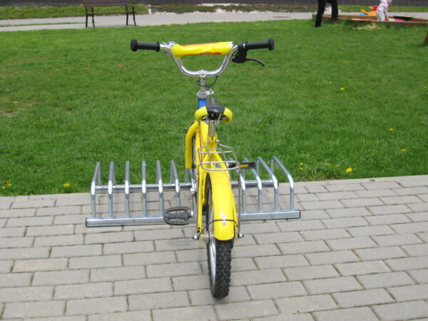 Stojak na rowery dziecięce YOGI | z zaparkowanym rowerkiem