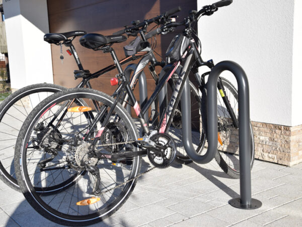 Stojak rowerowy FLORES | 135cm, czarny, z rowerami