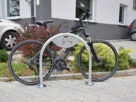 Stojak rowerowy U- Łuk A | zwycinką roweru | z zaparkowanym rowerem