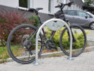Stojak rowerowy U- Łuk A | zwycinką roweru | z opartym rowerem