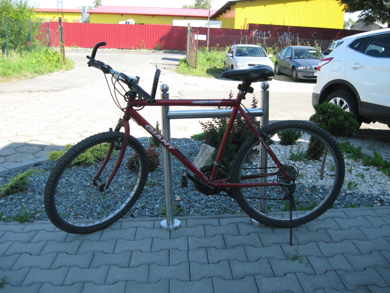 Stojak rowerowy U RETRO INOX | z rowerem