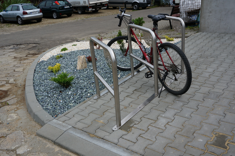 Stojak rowerowy – U TRIO z poprzeczkami i wycinką roweru | z zaparkowanym rowerem