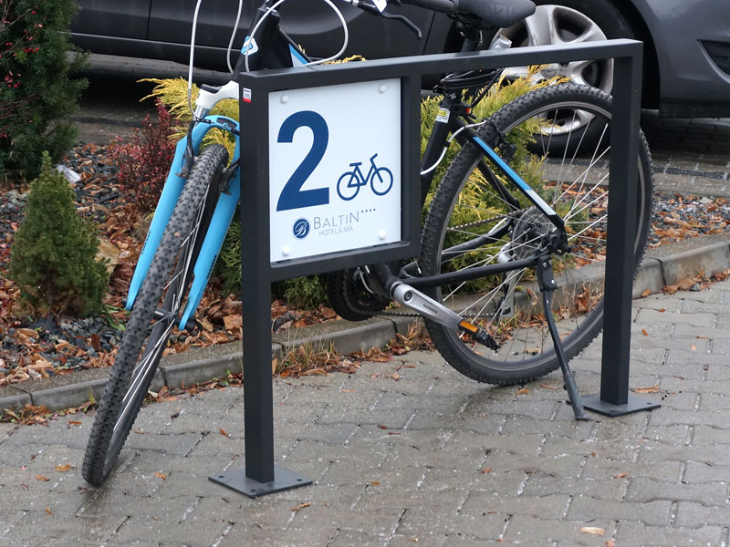 Stojak rowerowy z logo firmy U-3 | z miejscem na reklamę