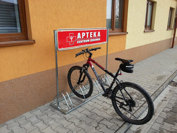 Stojak rowerowy z szyldem reklamowym KARAT na 3, 4 lub 8 rowerów | z banerem | z zaparkowanym rowerem