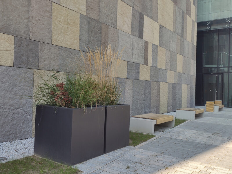 Donica z betonu architektonicznego 100x100x100cm | Archiwum Narodowe w Krakowie