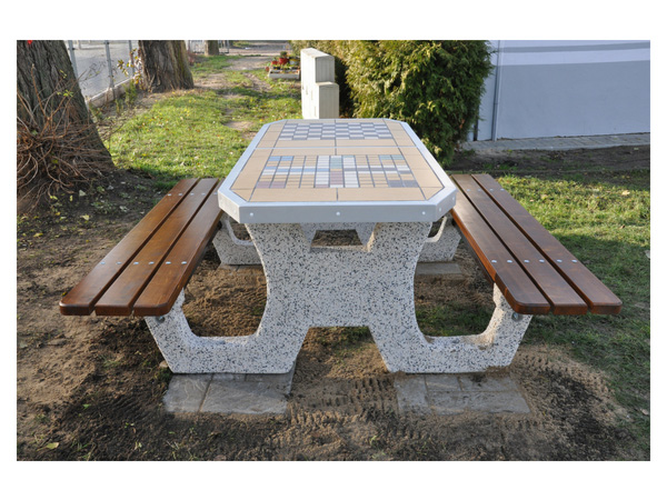 Podwójny stół betonowy do gry w szachy i chińczyka | ławki bez oparcia | model 503 | widok z boku