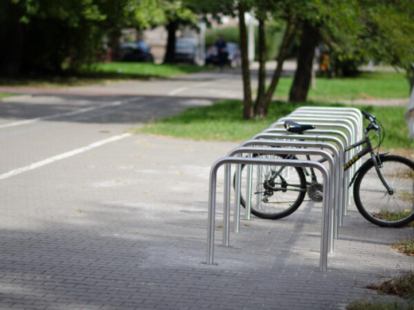 Stojak rowerowy U kształtny MASTER | INOX | Ø48,3 mm | Ø60,3 mm | stojaki zamontowane przy szkole