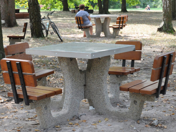 Stół betonowy kwadratowy do gry w szachy | model 513B | w parku