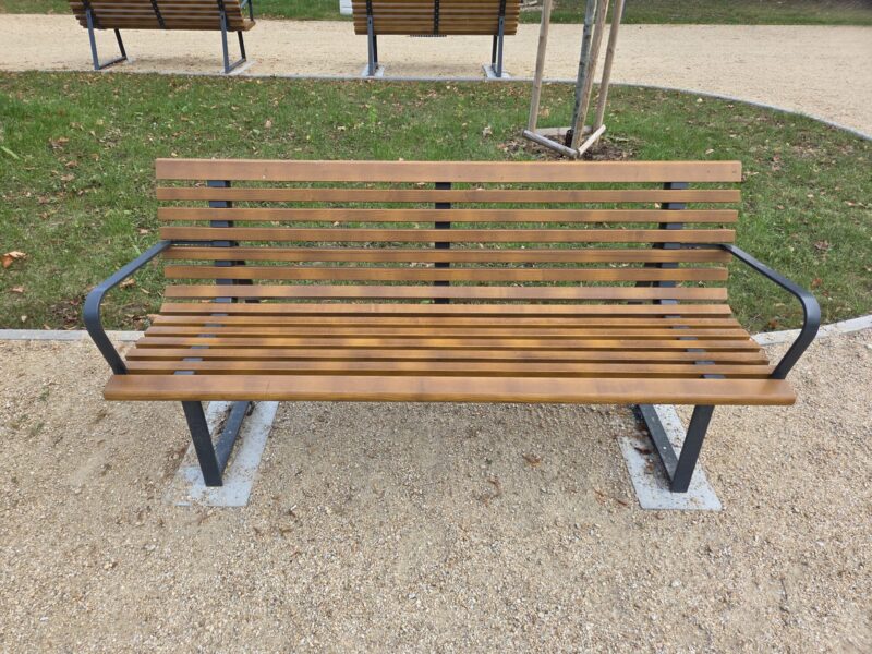 Ławka warszawska z oparciem i podłokietnikami w widoku z przodu