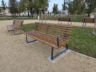 Ławka warszawska z oparciem i podłokietnikami na polach mokotowskich