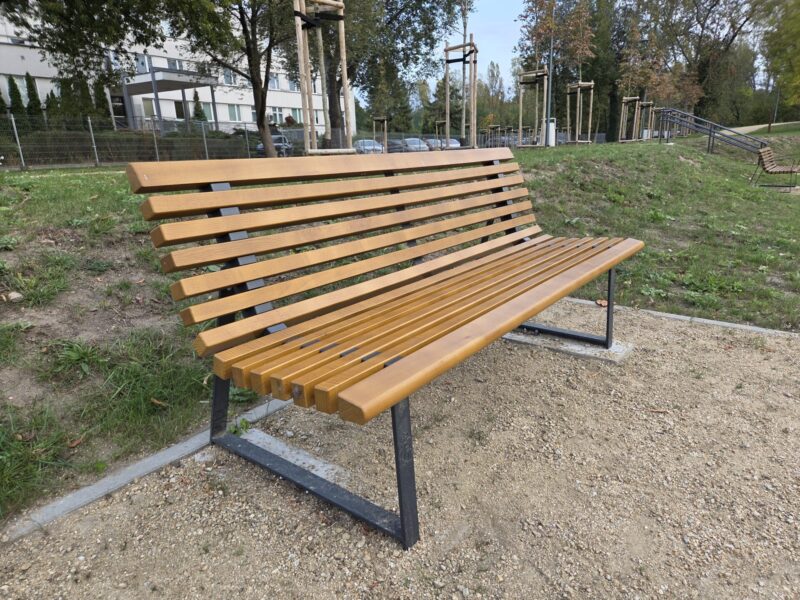 Ławka warszawska z oparciem w parku