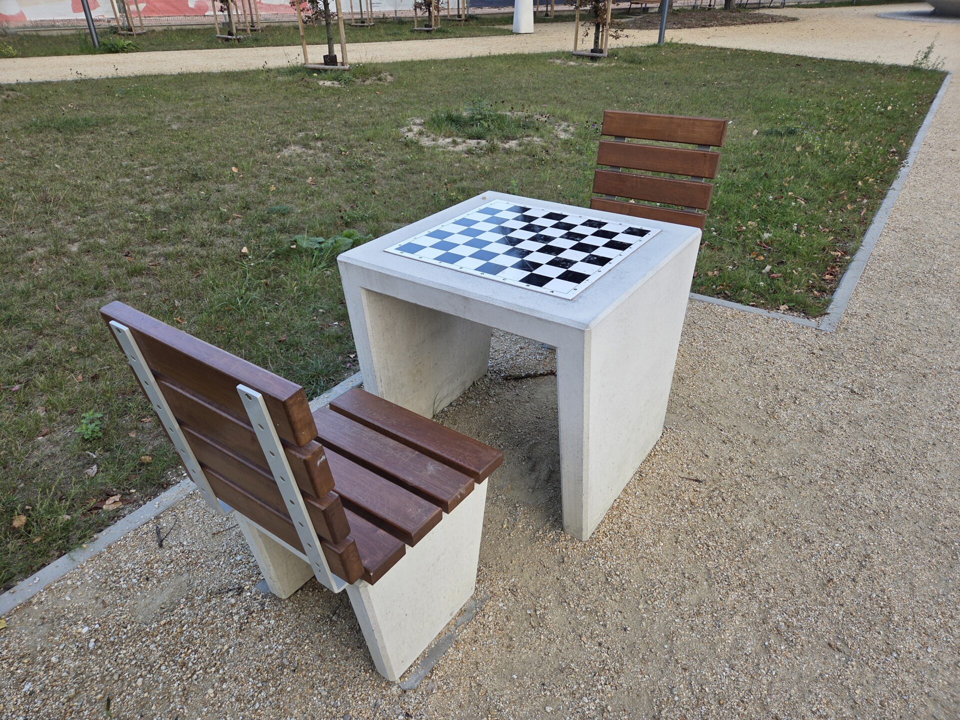 Stół betonowy do gry w szachy BARI II - Archipark Stół do gry w szachy z krzesłami