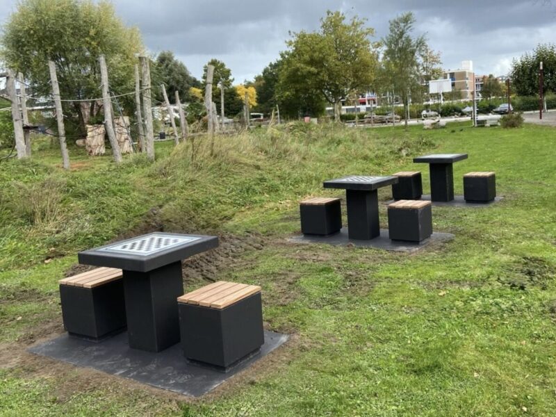 Stół szachowy betonowy APULIA - 2 krzesła - Archipark Stoły do gry w szachy w parku