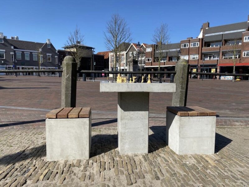 Stół szachowy betonowy APULIA - 2 krzesła - Archipark Stół betonowy dwuosobowy do gry w szachy