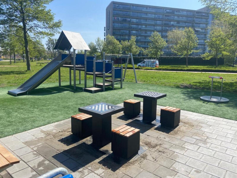 Stół szachowy betonowy APULIA - 2 krzesła - Archipark Stół szachowy miejski APULIA – 2 krzesła (4)