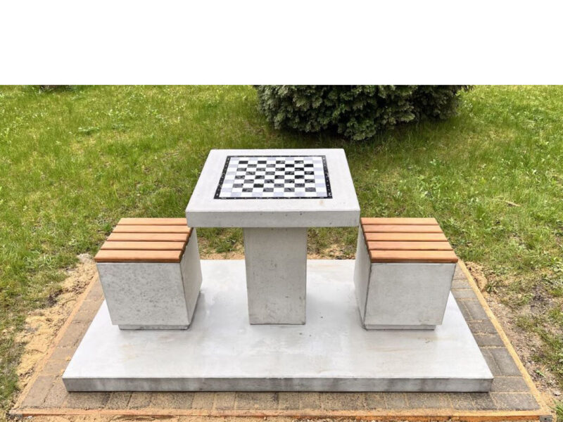Stół szachowy betonowy APULIA - 2 krzesła - Archipark Stół szachowy miejski APULIA – 2 krzesła (5)