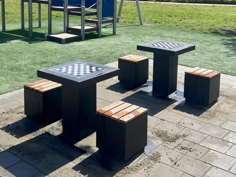 Stół szachowy betonowy APULIA - 2 krzesła - Archipark Stół szachowy miejski APULIA – 2 krzesła