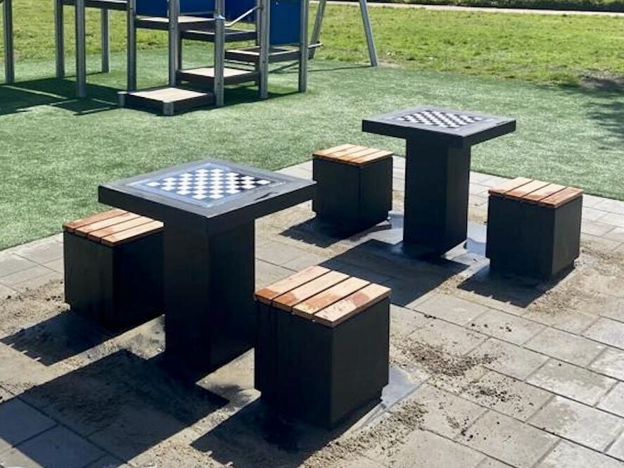 Stół szachowy betonowy APULIA - 2 krzesła - Archipark Stół szachowy miejski APULIA – 2 krzesła