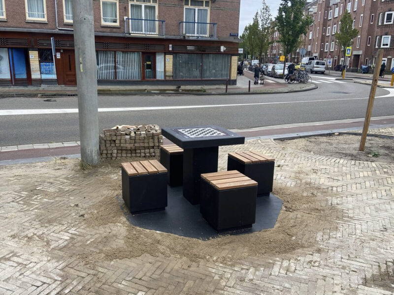 Stół szachowy betonowy APULIA - 4 krzesła - Archipark Stół szachowy miejski APULIA – 4 krzesła