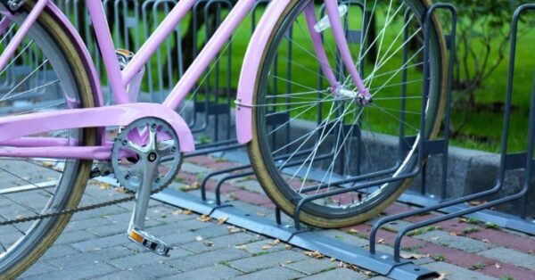 montaż stojaków rowerowych